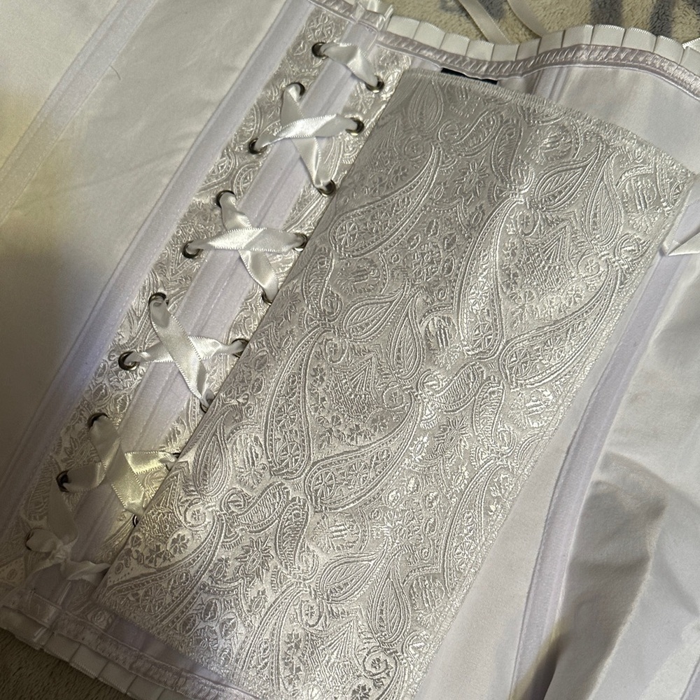 Elegant White Paisley satin Corset Shapeware size large - Picture 4 of 6